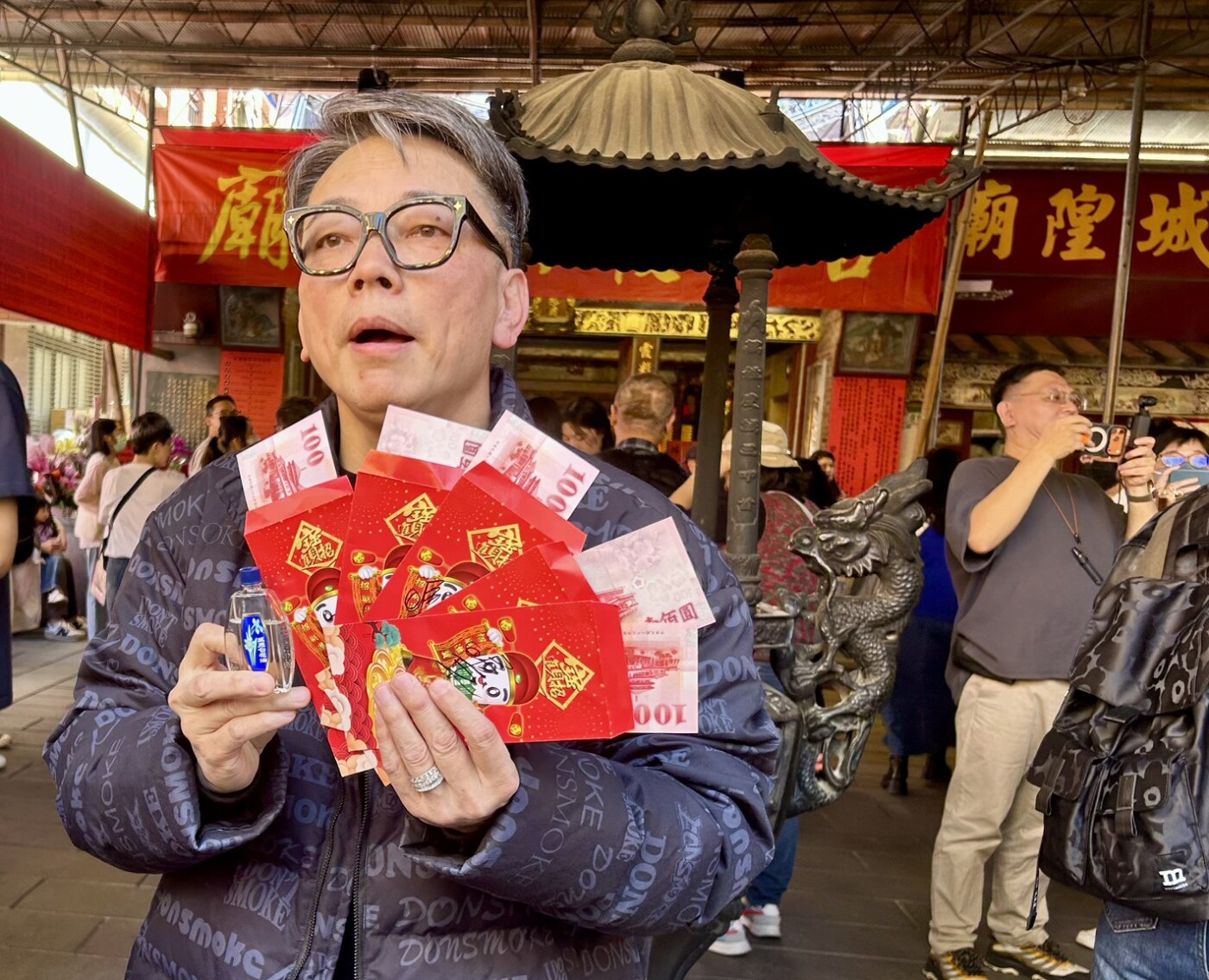 詹惟中現身大稻埕！月老廟前親授「發財油」招財秘術，豪發108個紅包助攻姻緣財氣