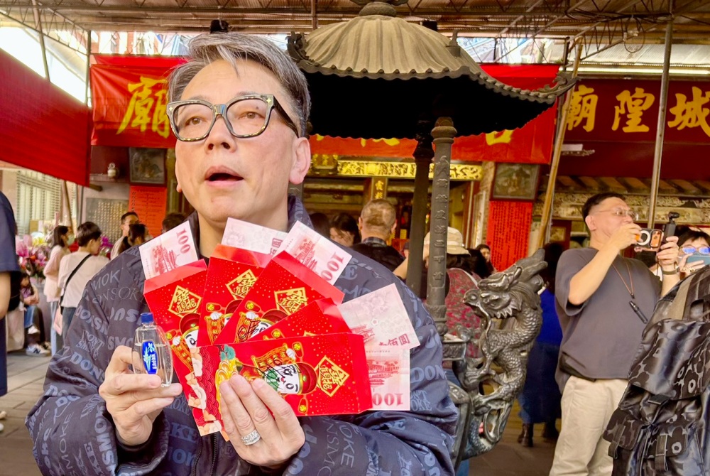 詹惟中現身大稻埕！月老廟前親授「發財油」招財秘術   豪發108個紅包助攻姻緣財氣