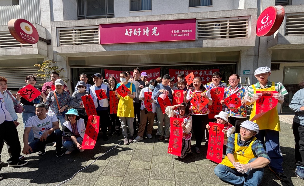 迎新春贈春聯、送元寶活動    星兒現場揮毫贈春聯結善緣