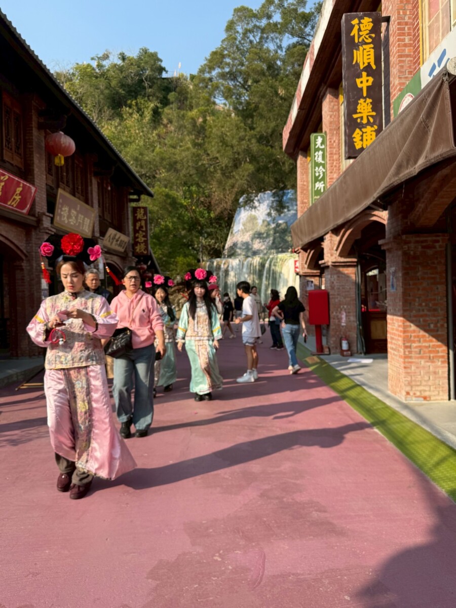 徒步長城祈福迎新 現場年味濃郁