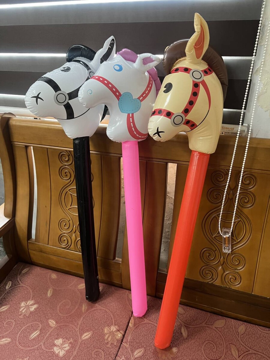 開學首日驚喜！大甲警牽「駿馬」現身外埔國小　學童嗨翻