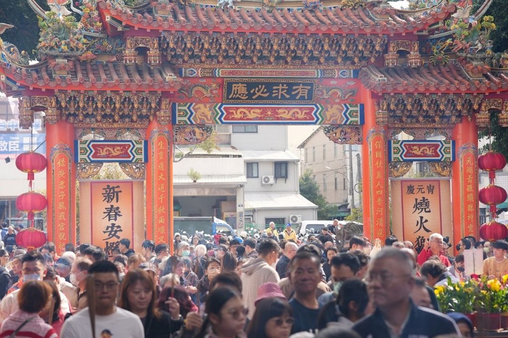 3/3元宵必看！臺中9尺火獅點燃　煙火接力600秒照亮夜空