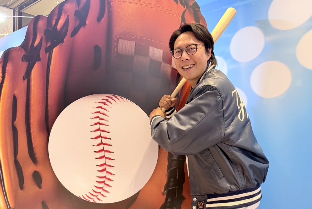 迎接WBC棒球熱潮！「港仔台爸」金鐘主持張啟樂、啦啦隊女神宛宛、饒舌歌手ZX 登MLBPA官方授權商品登快閃店