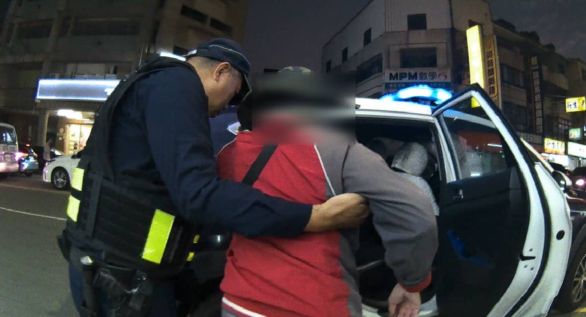 天冷體力不支！81歲婦市場旁跌坐　中警暖心照料助團圓