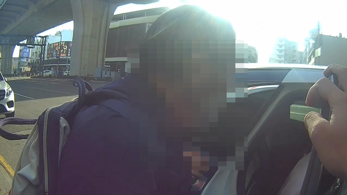 老夫妻臨櫃領百萬現金　中警查證後變身「護鈔員」