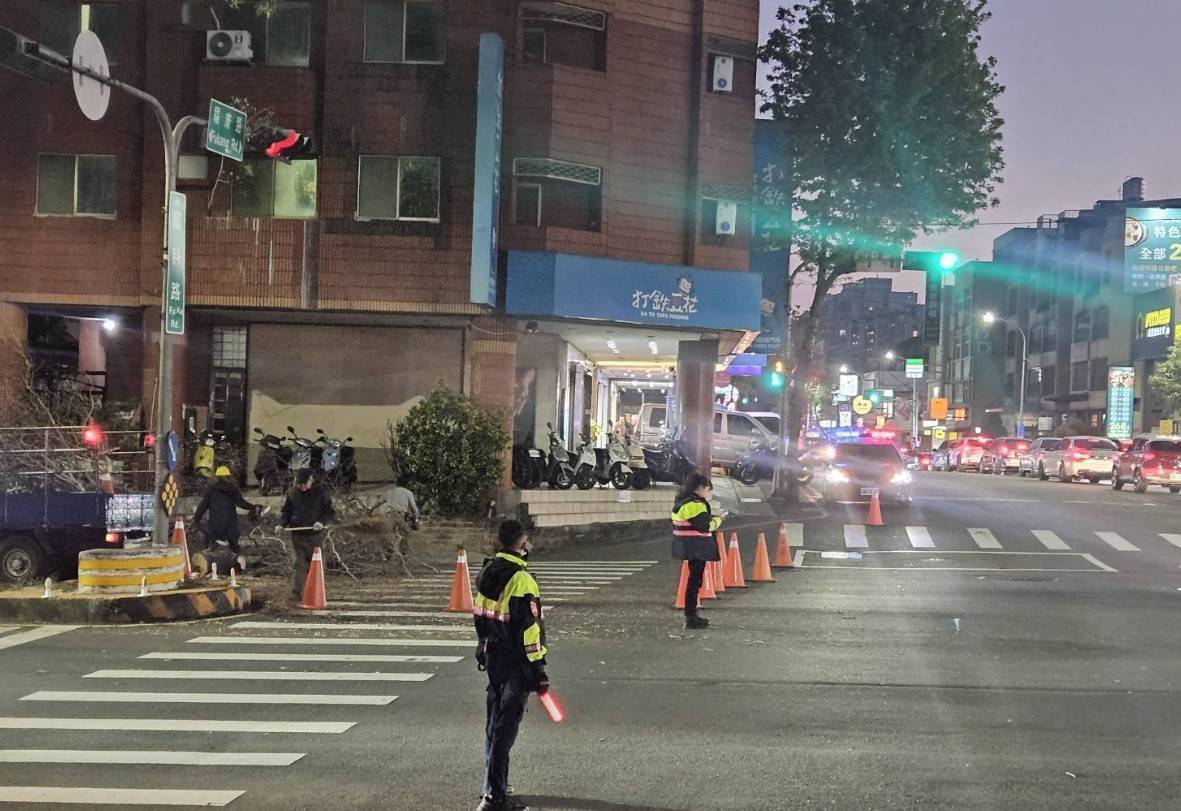 路樹突倒波及車輛　中警緊急交通管制排除危險