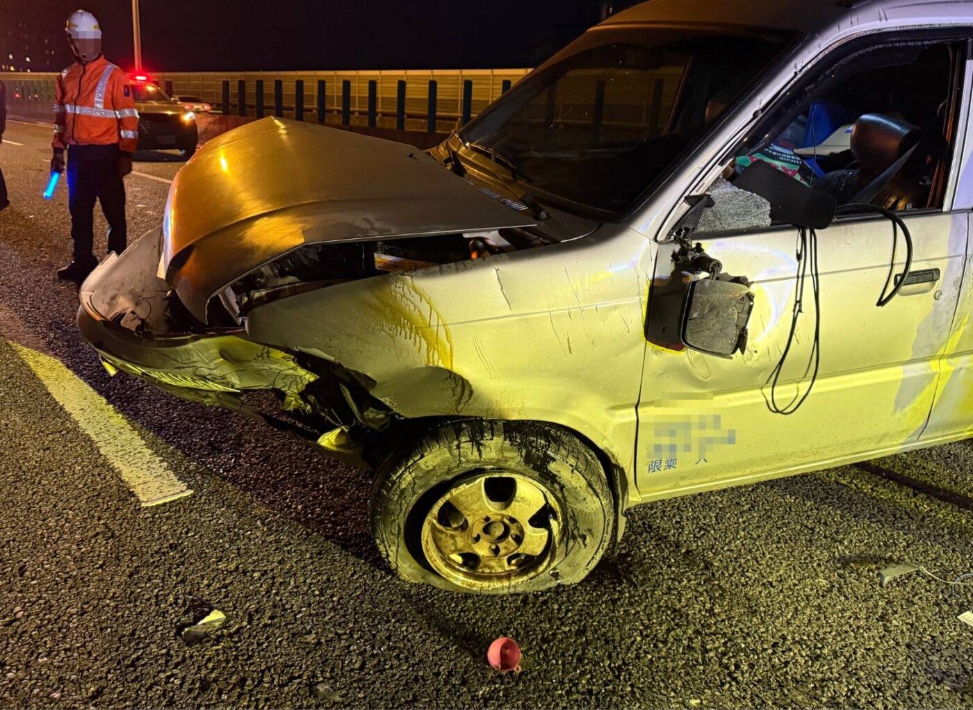 台中74快速道路清晨事故　駕駛閃車失控翻覆受傷送醫