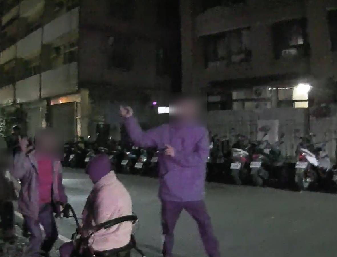 獨坐輪椅街頭惹憂心　警耐心查證助老婦返家