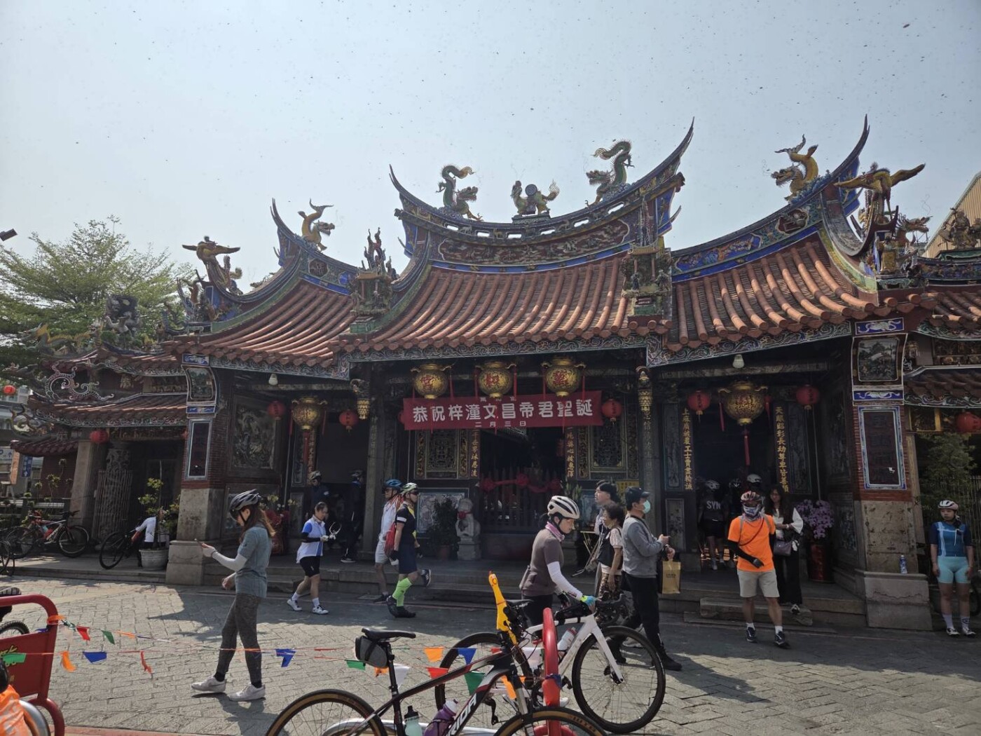 南屯老街慢遊：三角街茶香遇見老時光，驚喜邂逅熱血單車與鄉愁蔥油餅。