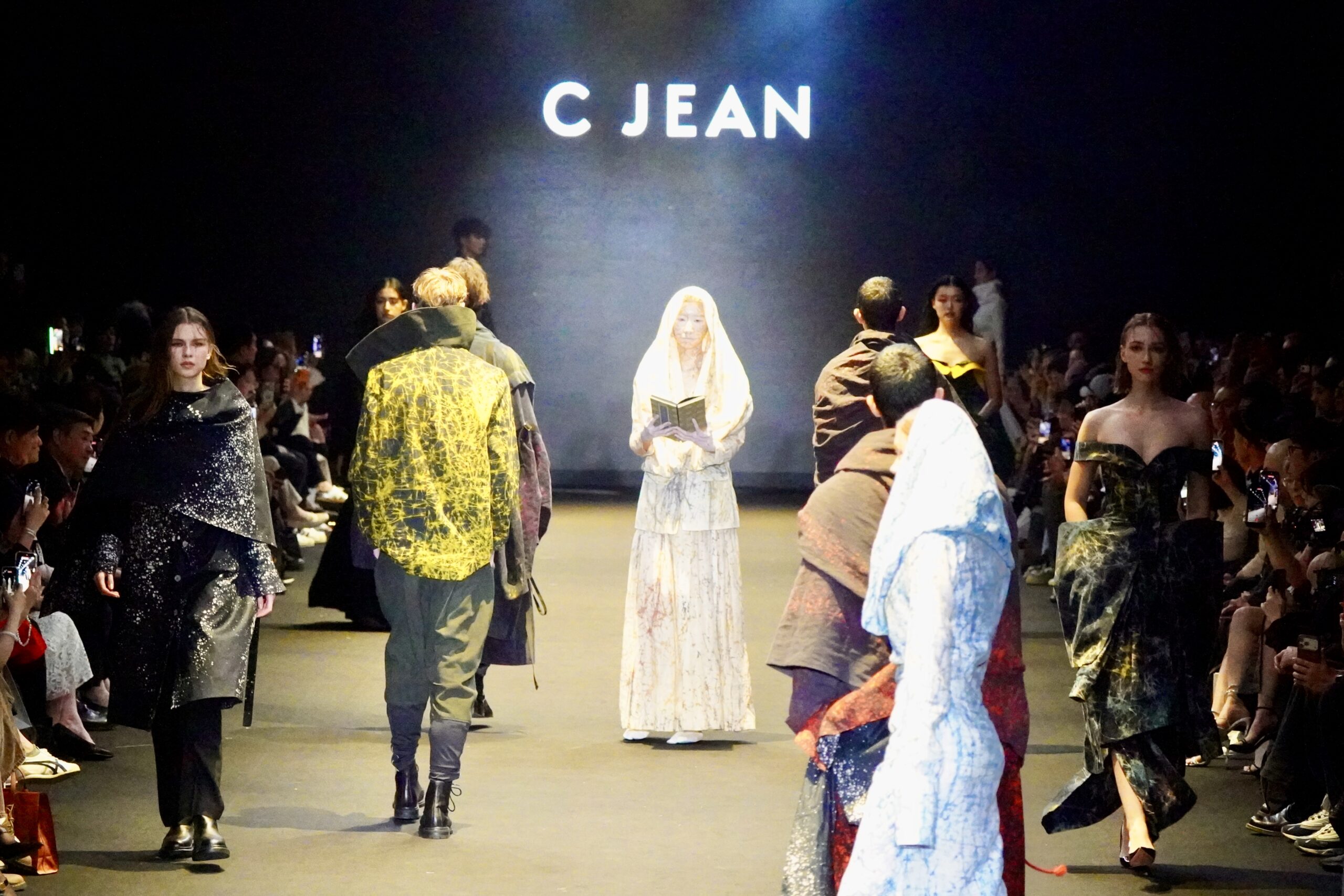 「佛系時尚」：佛教人文與當代時尚的靈魂交織  C JEAN 簡君嫄以「生活禪」啟幕 文化部主辦26AW 臺北時裝週  邀請楠西萬佛寺方丈-法藏大和尚出任哲學藝術導師，演繹「SA TA NA MA」生命序曲