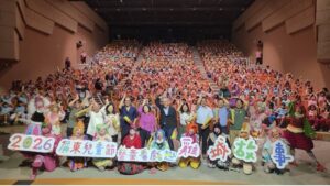 紙風車《雞城故事》逗樂全場 屏東學童提前歡度兒童節（林玉安拍攝）