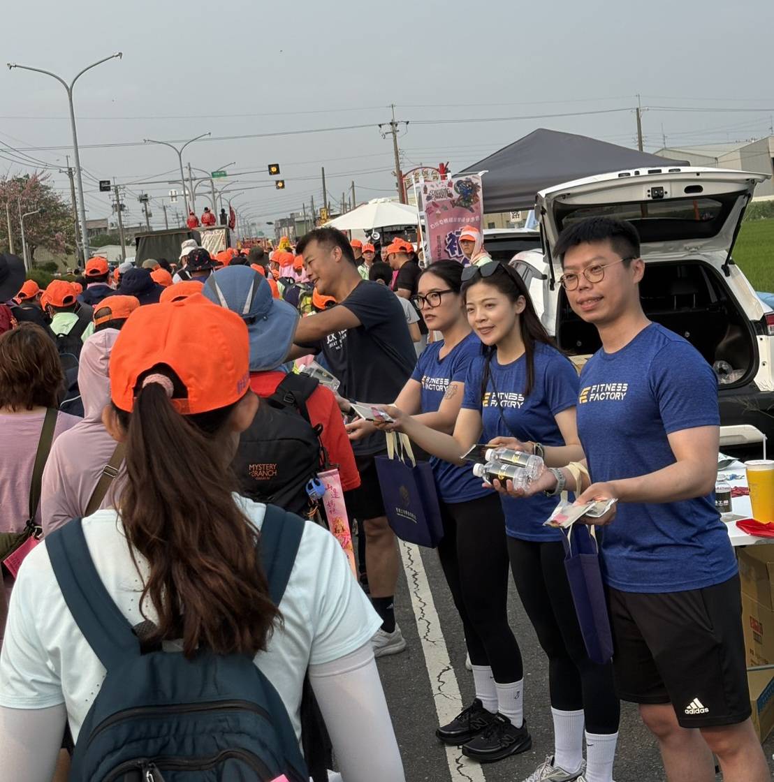 3車12人暖挺白沙屯媽祖進香急行軍     健身工廠設站「累了請上車」　