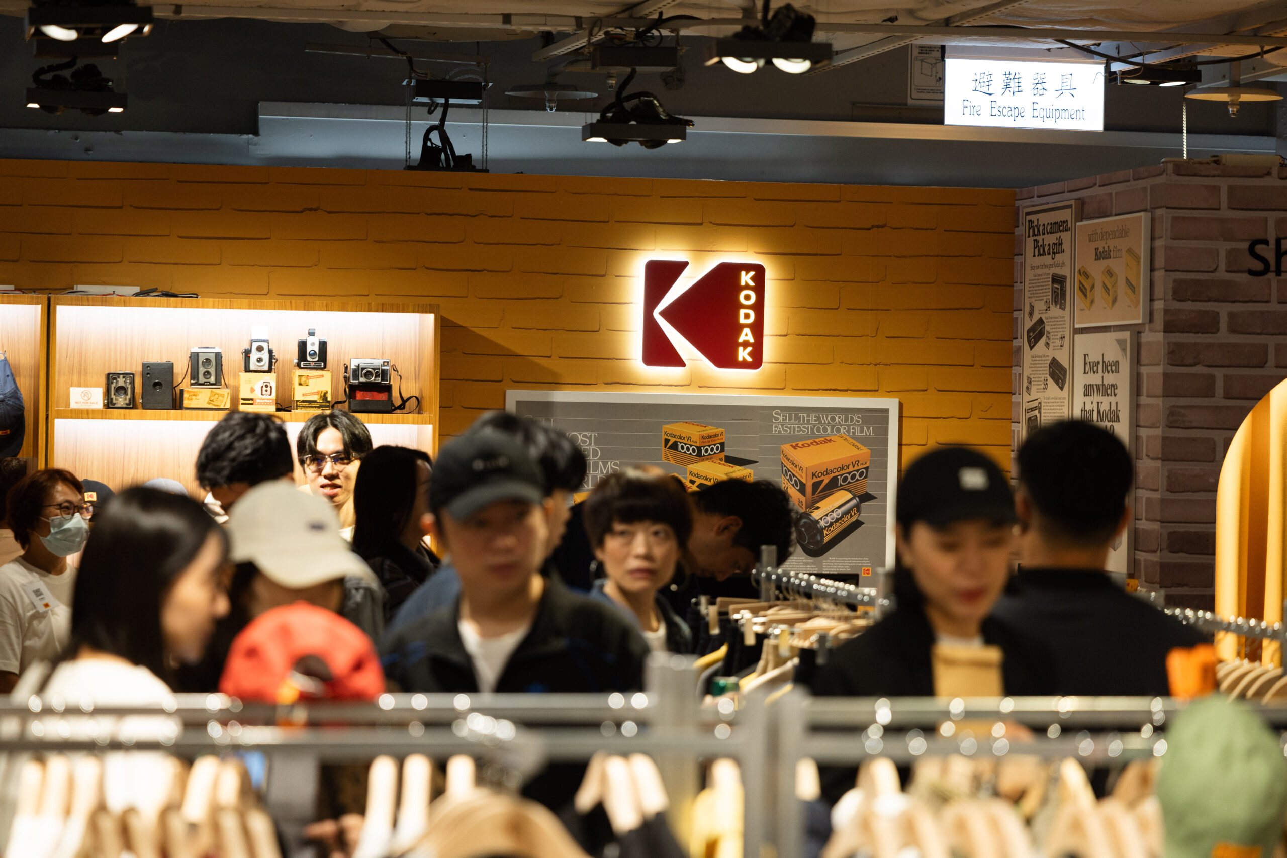 從底片走上街頭  KODAK APPAREL 台北首店進駐信義新地A11  KOL搶先探店捕捉專屬Kodak Style