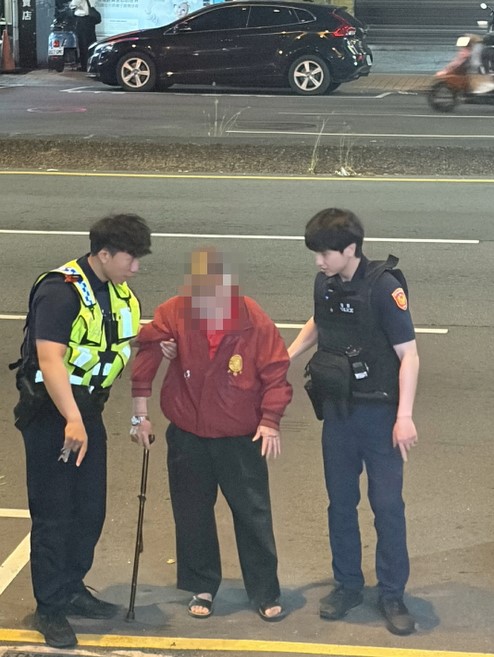 老翁土地公廟走失　警比對資料迅速找到家人