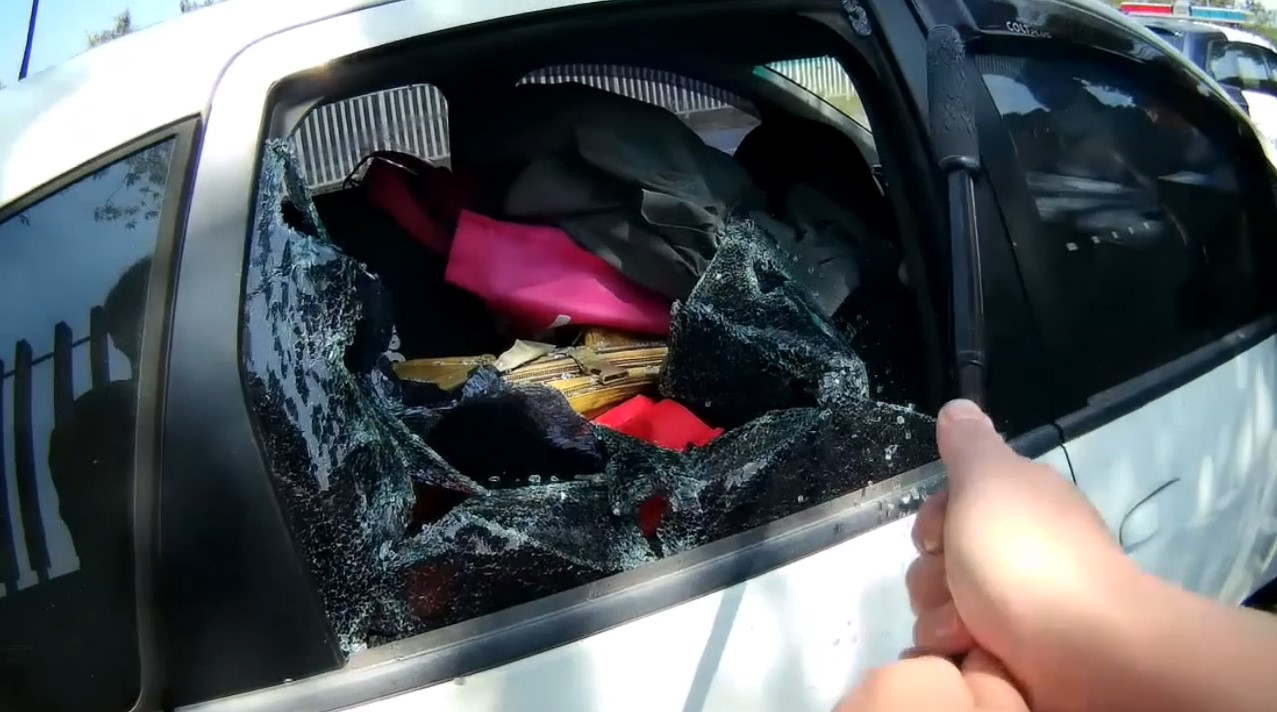 母換尿布釀意外　女嬰受困車內警急破窗救援