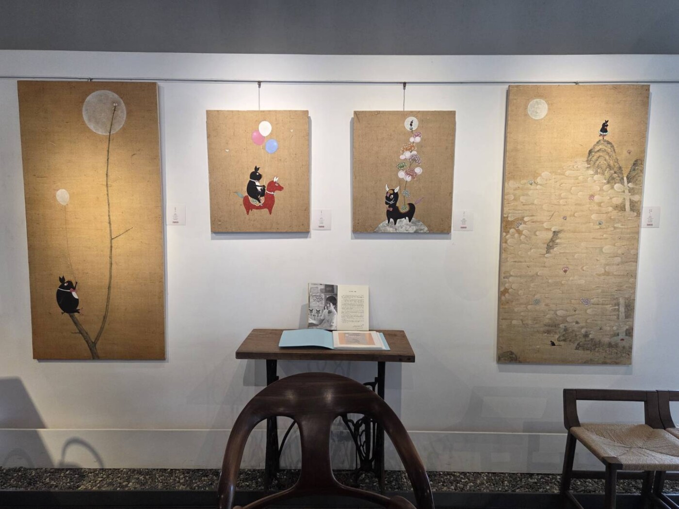 紅茶、普洱染出的五十層思念！韓藝術家咸景洛揭開「黑豬紳士」背後的父子情