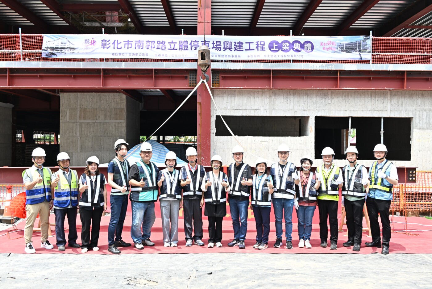 王惠美主持上梁　南郭路停車場導入電動車與智慧停管