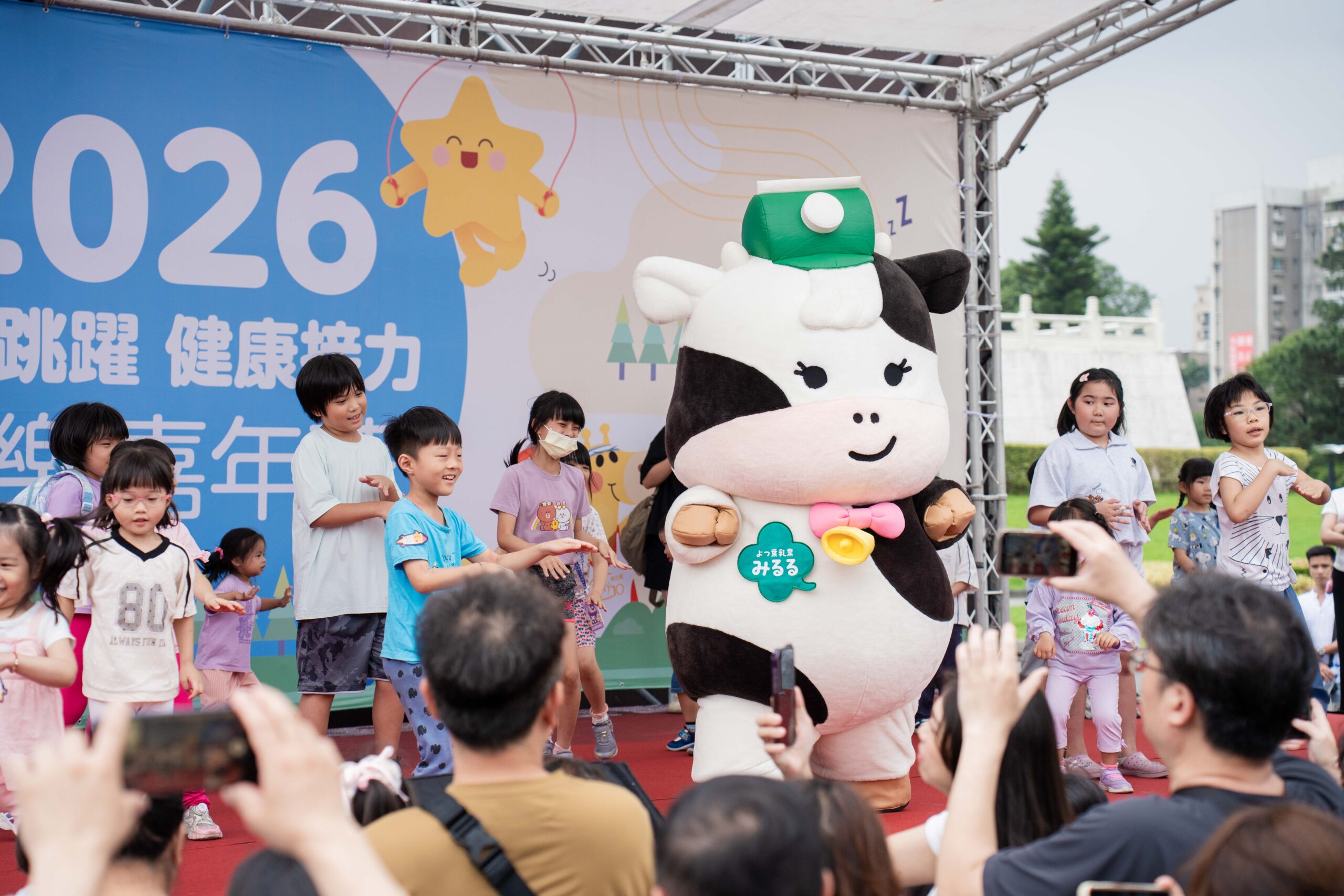 四葉牛乳來台 10 週年！北海道吉祥物 Miruru 驚喜現身親子跳繩活動，以純淨乳香傳遞健康躍動力