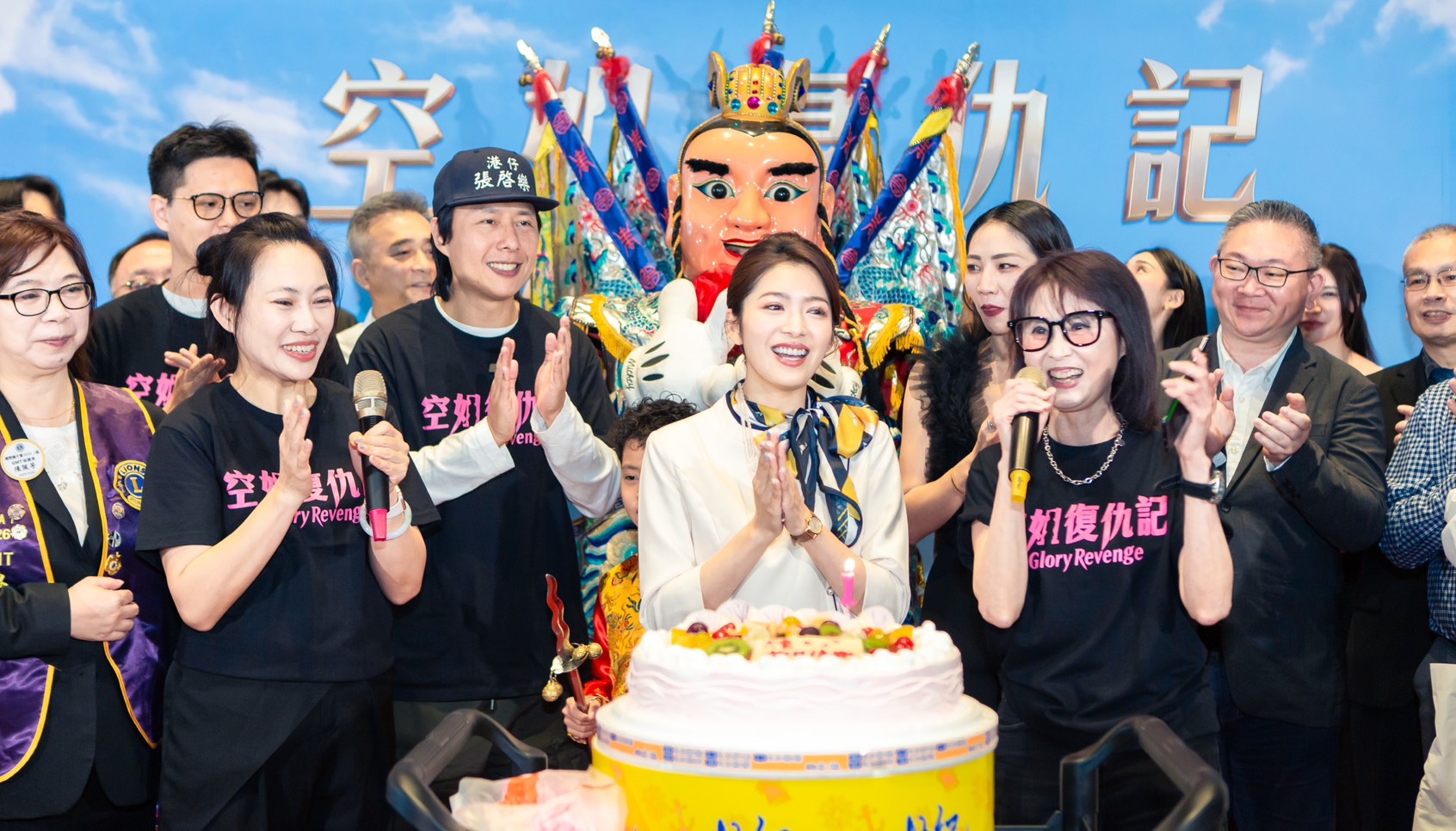 紅毯開場儀式感拉滿！《空姐復仇記》大巨蛋秀泰盛大發佈 李維維壓力爆棚還原真實導演人生　機艙拍攝被誤認新航空公司掀熱議