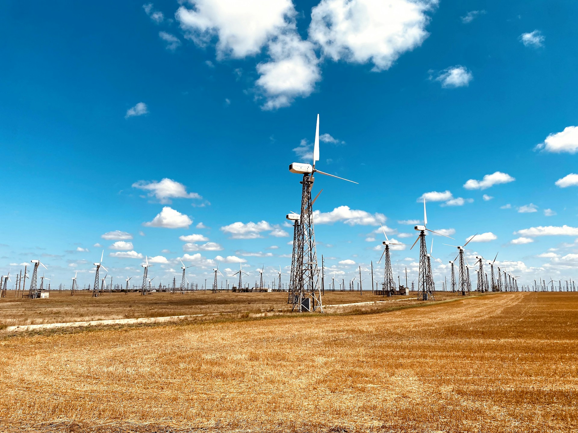 科技巨頭瘋蓋數據中心也瘋找電　009819搶搭AI新基建浪潮