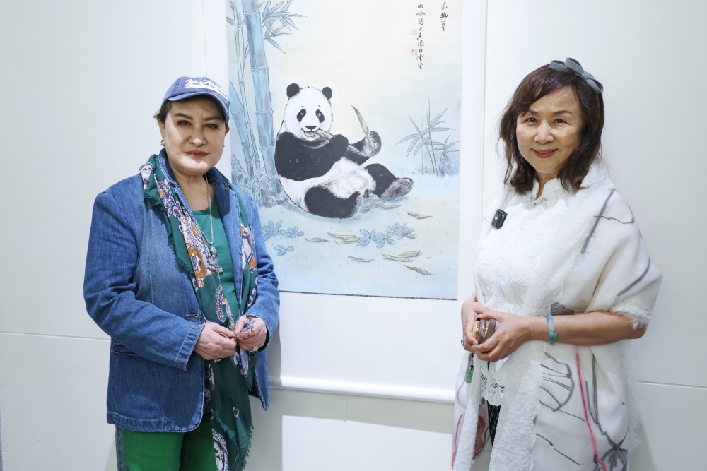 歌仔戲國寶楊麗花現身畫展　力挺乾妹黃湘詅「白雲傳承・水墨初心」畫有色香