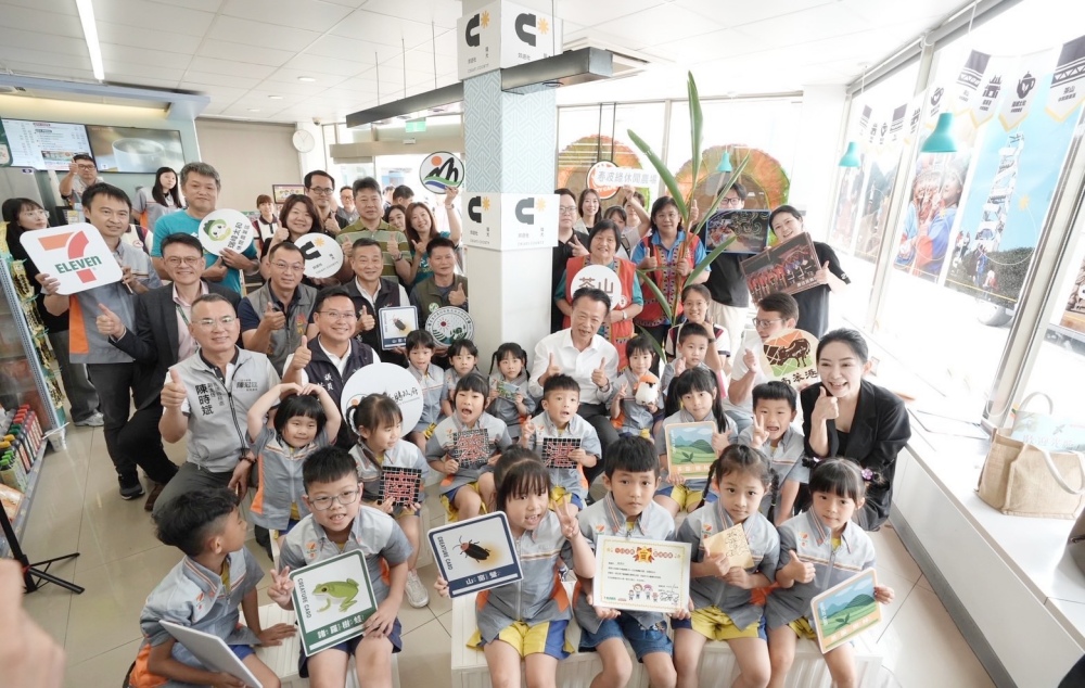 帶領孩子走進淺山生態、認識在地動物   嘉義縣長翁章梁與學童共讀繪本