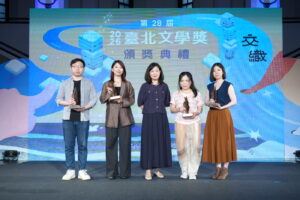 小説組評審代表蔡素芬(右三)與得獎者們。