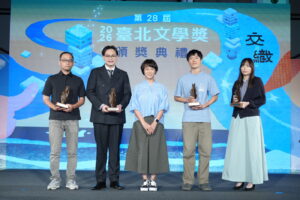 散文組評審代表張惠菁(右三)與得獎者們。