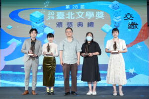 現代詩組評審代表楊小濱(右三)與得獎者們。