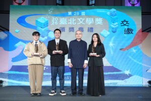 古典詩組評審代表王偉勇(右二)與得獎者們。