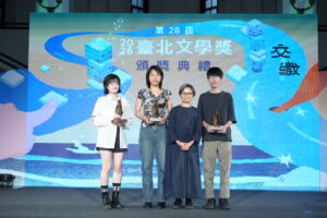 古典詩組評審代表王偉勇(右二)與得獎者們。